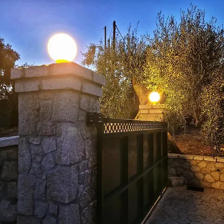 Gelbes Haus Korfu Pithos