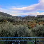 Gelbes Haus Korfu * Pithos