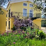 Gelbes Haus Korfu * Pithos
