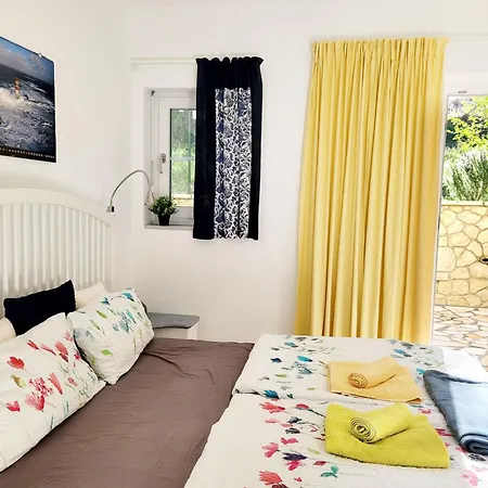 Gelbes Haus Korfu * Pithos