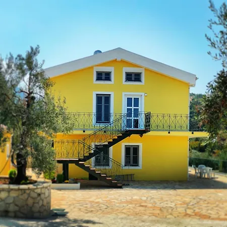 Gelbes Haus Korfu * Pithos