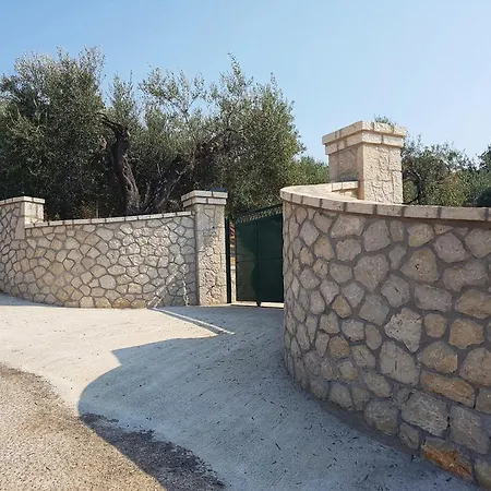 Gelbes Haus Korfu * Pithos