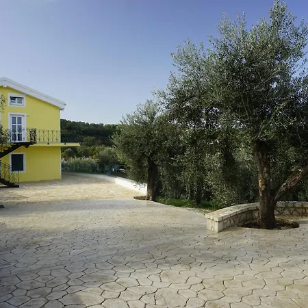 Gelbes Haus Korfu * Pithos