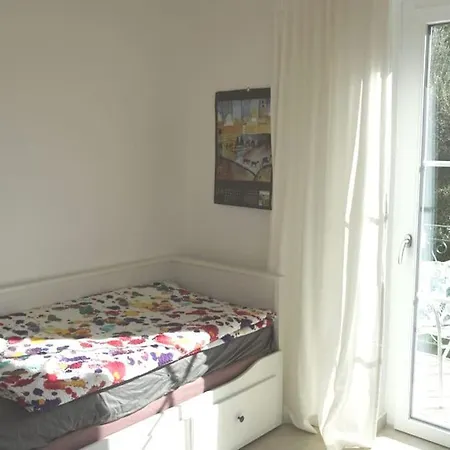 Gelbes Haus Korfu Pithos