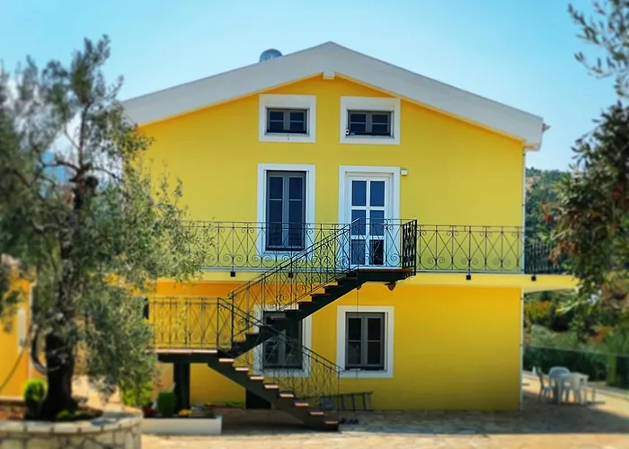 Gelbes Haus Korfu * Pithos