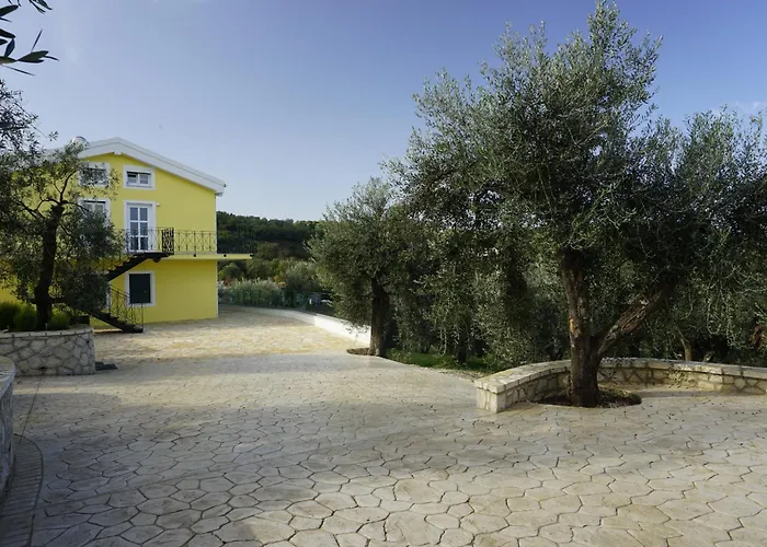 Gelbes Haus Korfu * Pithos